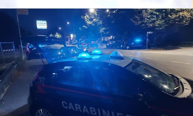 Alla vista dei Carabinieri getta a terra della droga, ma i militari gli trovano altra sostanza stupefacente a casa