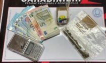 In centro con la droga e il kit dello spaccio, nel garage piante di marijuana: arrestati due giovani