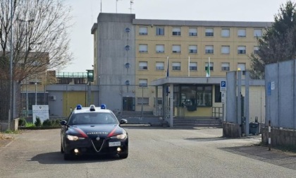 La picchia con calci e schiaffi, poi la richiude in casa con i figli: arrestato