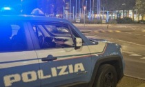 Si aggira con fare sospetto tra le auto: trovata con diversi oggetti rubati