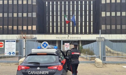 Bloccata in Tribunale con coltelli e tirapugni