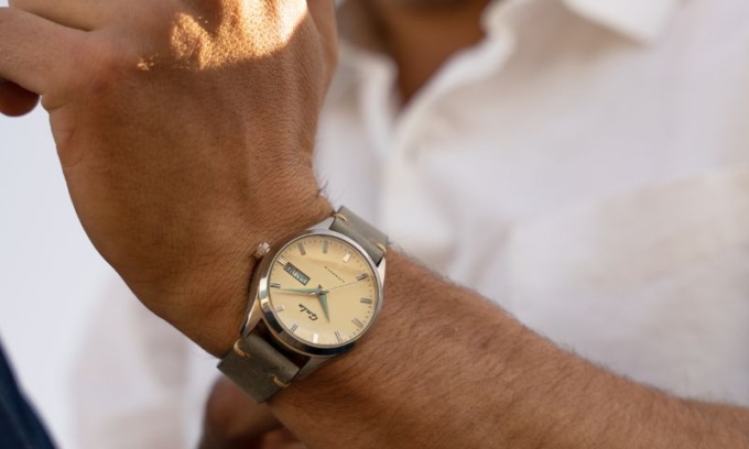 Con la tecnica dell’abbraccio gli sfilano un costoso orologio: denunciate due donne