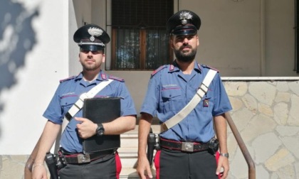 Diciasettenne rapinato da coetanei in un parco