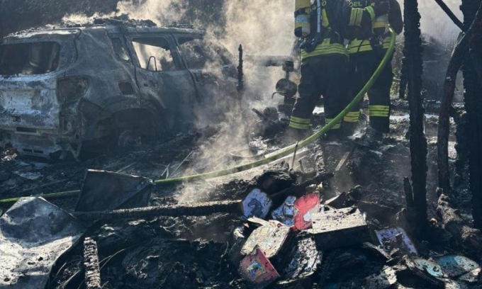Va a fuoco un’autovettura e una casetta in legno: indagini