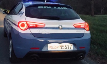 Sotto l'effetto dell'alcol sporcano un'area verde: la Polizia li fa ripulire e li sanziona