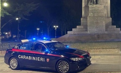 Con un paletto di ferro infrange i vetri delle auto in sosta per rubare al loro interno