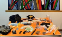 Armi, droga con “Kit per lo spaccio” in casa: arrestate due persone