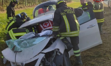 Esce di strada e va a sbattere contro un muretto: è gravissimo