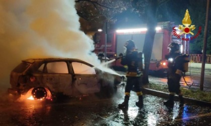 Auto va a fuoco nella notte: non si esclude il dolo