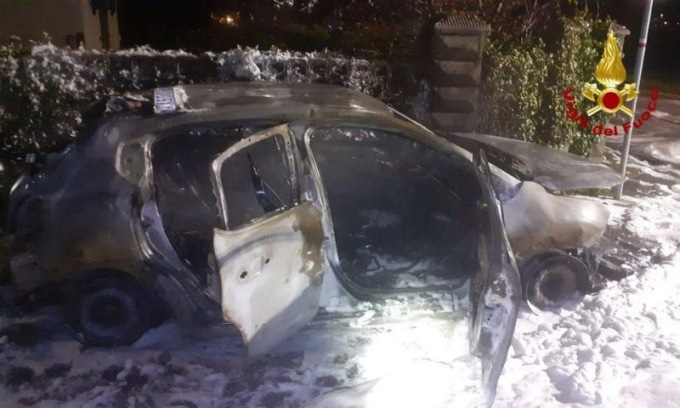 A fuoco un’auto: incerte le cause del rogo