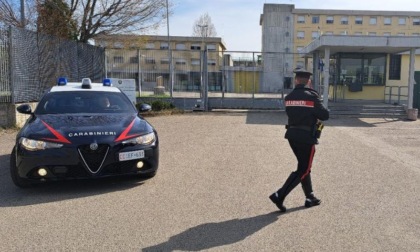 Continua a spacciare nonostante si debba presentare ai Carabinieri