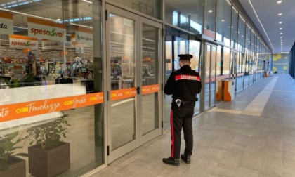 Scoperto a rubare in un Centro commerciale tenta la fuga ma è bloccato da un carabiniere libero dal servizio