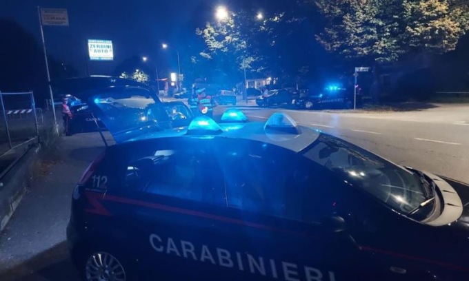 Non vuole pagare il biglietto in treno ed estrae un’ascia e un piccone