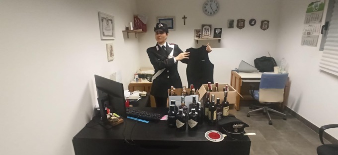 Tuta da sub per rubare superalcolici: Carabinieri scoprono sistema ingenioso, denunciate due persone