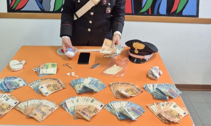 Vede i Carabinieri e getta le dosi della droga dal finestrino dell’auto