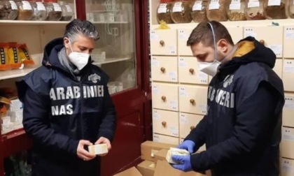 Scarsa igiene e pulizia all'interno di una farmacia nella Pianura reggiana