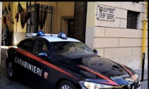 Ladro armato di coltello scoperto durante un furto manda in ospedale due carabinieri: arrestato