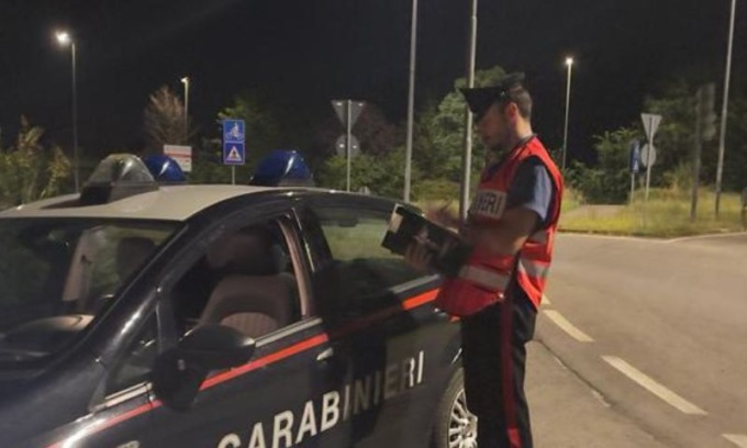 Durante un controllo stradale gettano droga dall’auto: denunciati