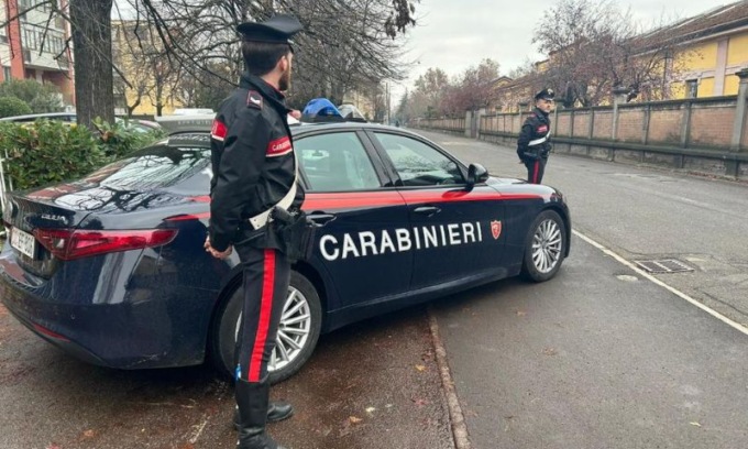 Ripreso mentre infrange i vetri di due auto per rubare