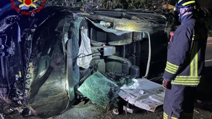 Auto esce di strada: grave una donna