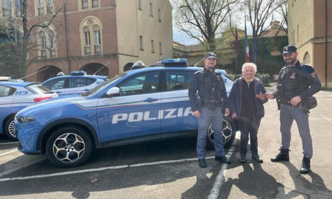 Minorenne strappa la borsetta dalla bici di una signora: fermato dalla Polizia di Stato