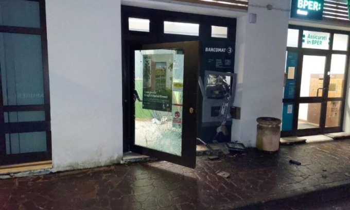 Aperta una indagine dopo la deflagrazione allo sportello bancomat della Bper