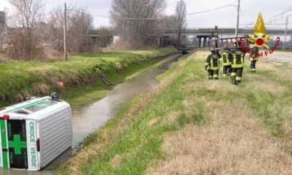 A San Maurizio esce di strada e finisce in un fossato