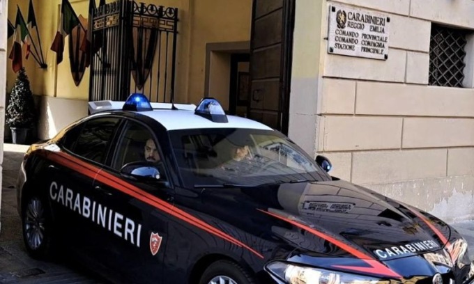 Con una spranga tenta di forzare il lucchetto di una bicicletta