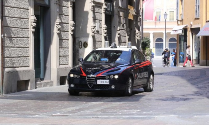Prima cerca di rubare delle birre poi colpisce i Carabinieri: denunciato
