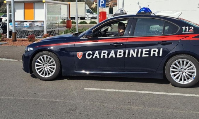 Al supermercato va in escandescenza e poi aggredisce i carabinieri: arrestato