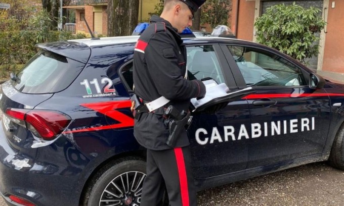 E’ troppo violento con i condomini della palazzina in cui vive: disposto il braccialetto elettronico