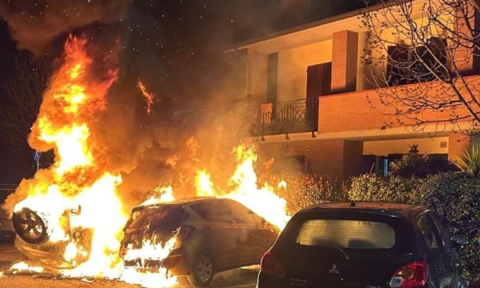 Probabile dolo nell’incendio di più autovetture