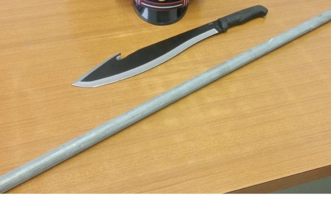 Sorpreso in auto con droga, machete e spranga di ferro