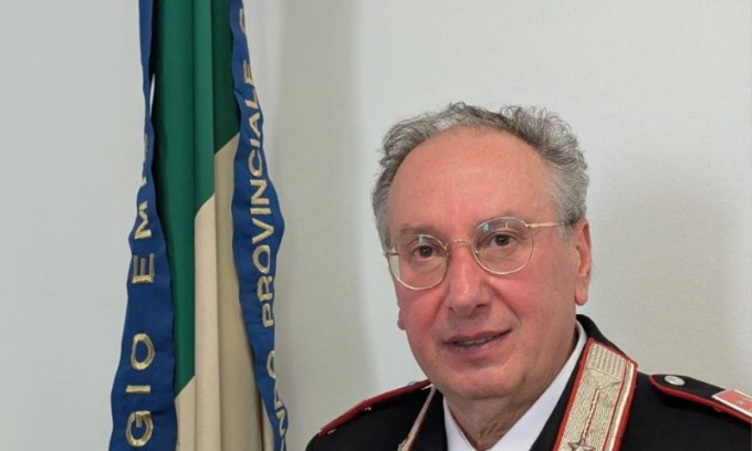 Il Luogotenente Emmanuele Farina saluta l’Arma