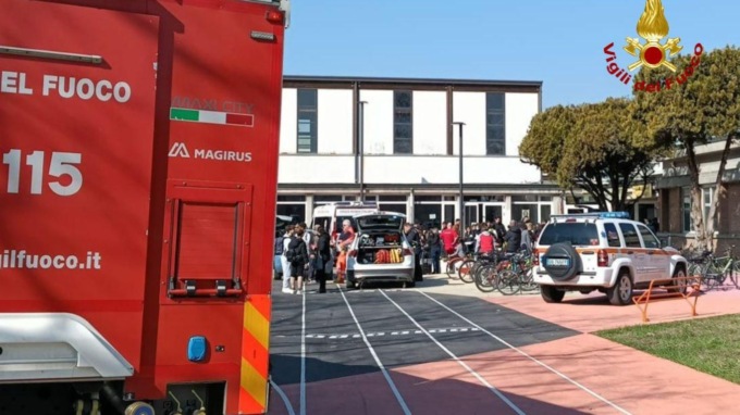 Spray al peperoncino: malori e nausea per una trentina di studenti