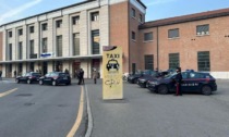 Prima gli offre da mangiare e poi viene rapinato: denunciate due persone