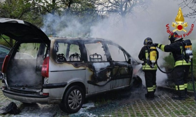 In via Cisalpina va a fuoco un’auto