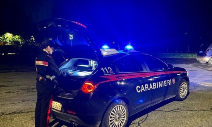 Interviene per aiutare una donna, ma le strappano una catenina d’oro