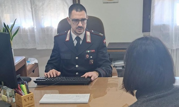 Anni di violenze e minacce in famiglia: denuncia e divieto di avvicinamento per due uomini