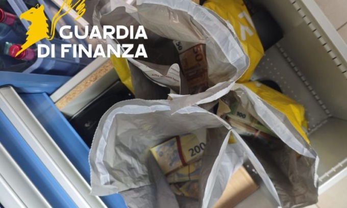Orologi di lusso: indagate dalla GDF 8 persone  per riciclaggio, autoriciclaggio, contraffazione e contrabbando di orologi di lusso.