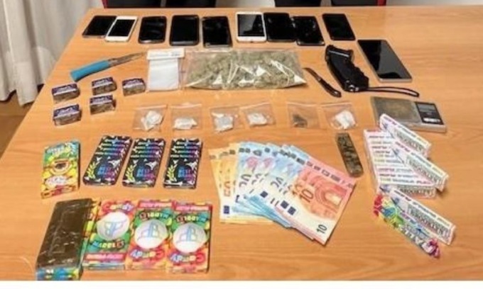 A casa con oltre un chilo di droga tra hashish e marijuana