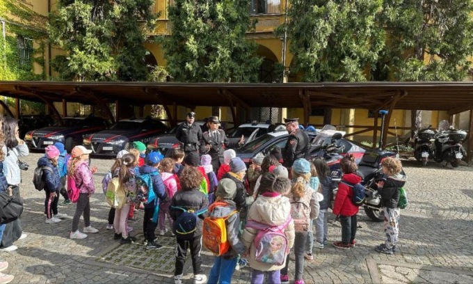 I Carabinieri di Corso Cairoli ospitano gli scolari in caserma