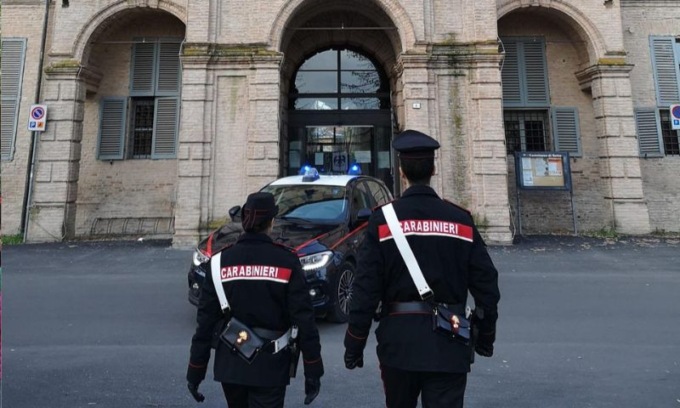 Borseggiata mentre si trova in un locale