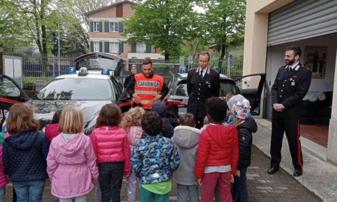 Bambini della scuola materna in visita dai Carabinieri