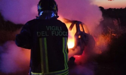 Due auto in fiamme nella notte a Cadelbosco di Sopra e a San Martino in Rio