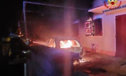 A fuoco un'altra auto nella notte: non si esclude l'origine dolosa