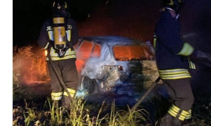 Auto a fuoco nelle campagne di Albinea