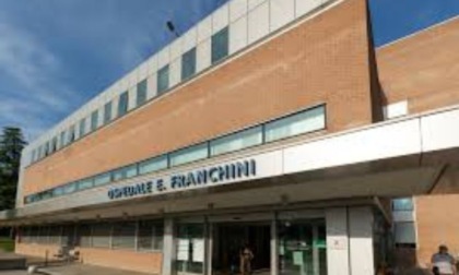 Falsi volontari davanti all'Ospedale Franchini