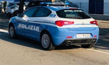 Picchia un agente con un oggetto metallico prima di essere arrestato