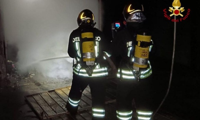 A fuoco un garage in via Turri: era adibito a dormitorio